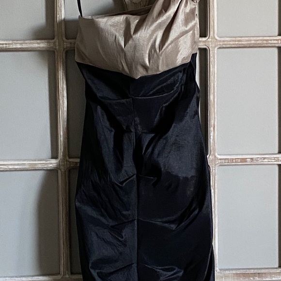 Gown - Picture 4 of 7